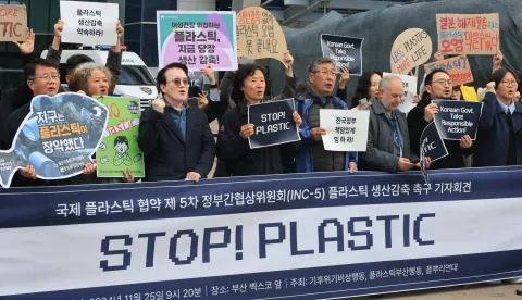 epa11739081 Environment activists call for a reduction in plastic production in front of BEXCO in Busan, South Korea, 25 November 2024, where the fifth session of the Intergovernmental Negotiating Committee to develop an international legally binding instrument on plastic pollution opened. EPA/YONHAP SOUTH KOREA OUT