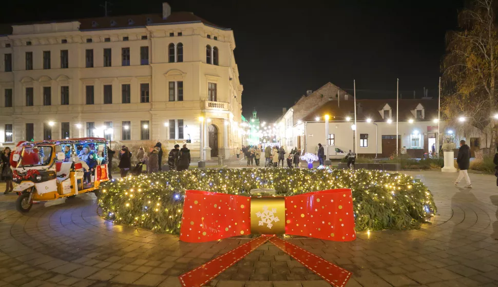 Osijek, 30. 11. 2024., Tvrđa, Trg Sv. Trojstva, Advent u Osijeku, Advent 2024, otvaranje, paljenje lampica SNIMIO BRUNO JOBST