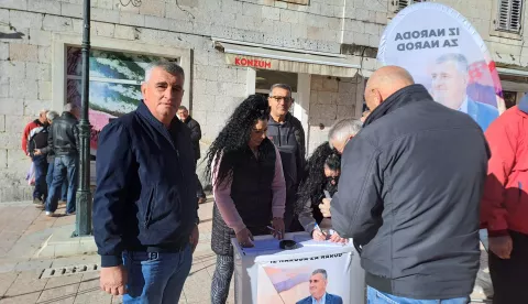 Sinj, 29.11.2024. - Kandidat Mosta Miro Bulj započeo s prikupljanjem potpisa za kandidaturu na predsjedničkim izborima. Na fotografiji Miro Bulj. foto HINA/ Žaklina JURIĆ/ tm