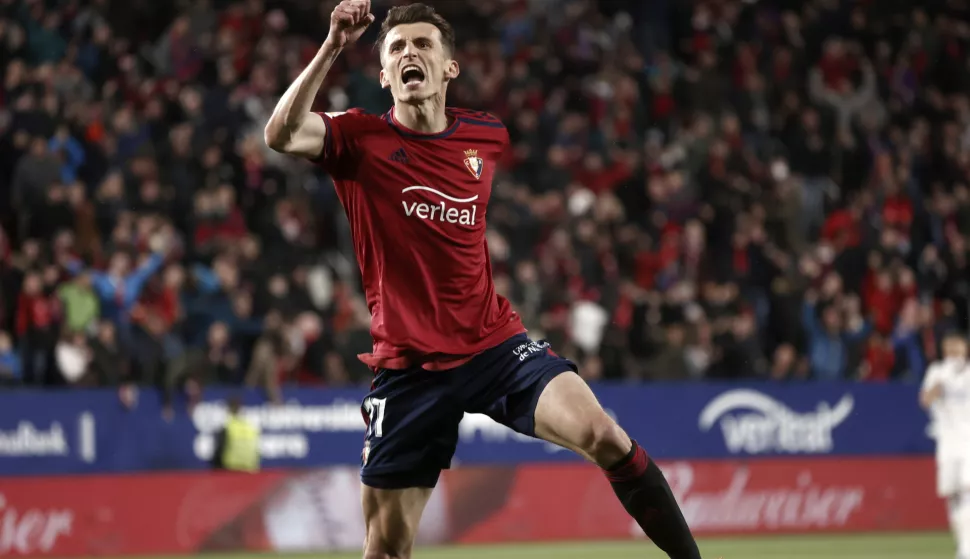 epa09899461 CA Osasuna's Croatian striker Ante Budimir celebrates after scoring the 1-1 tier during the Spanish LaLiga soccer match between CA Osasuna and Real Madrid at El Sadar stadium in Pamplona, Navarra, Spain, 20 April 2022. EPA/JESUS DIGES