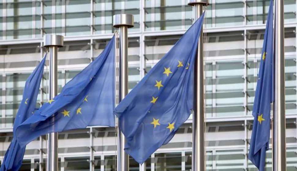 Bruxelles, 10.9.2014. - Većina Europljana misli da Ukrajini treba ponuditi članstvo u Europskoj uniji ali su podijeljeni glede toga treba li biti primljena u NATO, prema velikom istraivanju javnoga miljenja objavljenom u srijedu. Arhivska fotografija od 09.12.2011. godine prikazuje zastave Europske Unije ispred zgrade Europske komisije u Bruxellesu.foto HINA/ Damir SENČAR /i
