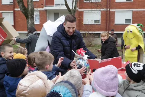 Osijek, 04. 12. 2024., Naselje V. Nazora, igralište, novo igralište, obilazak, djeca, darivanje djece, Ivan RadićSNIMIO BRUNO JOBST