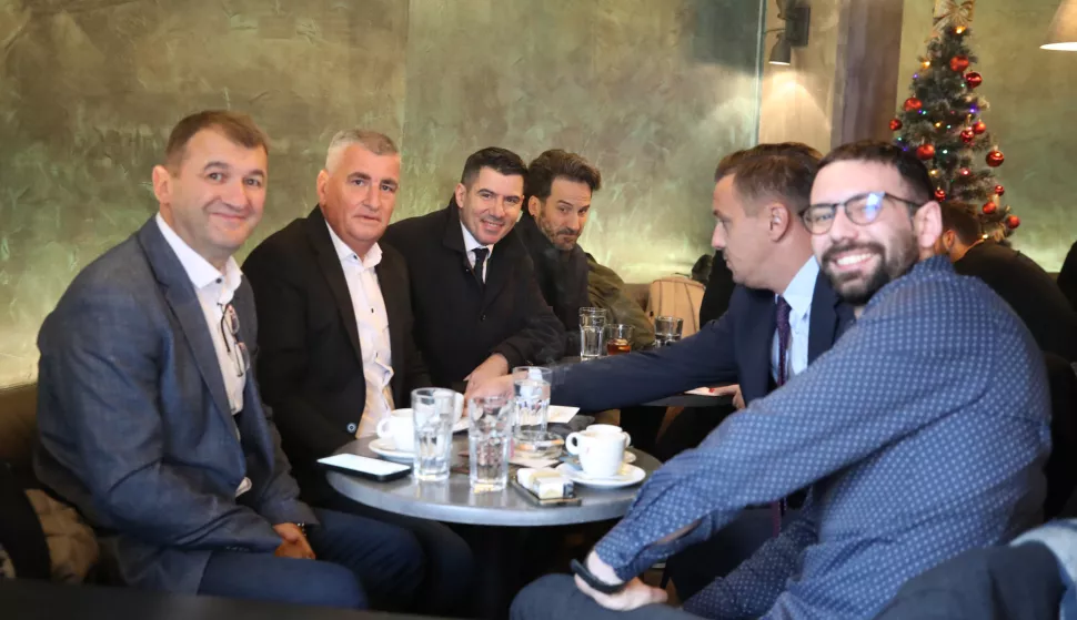 Zagreb, 06.12.2024. - Predaja potpisa za predsjedničku kandidaturu Mire Bulja, koji ih je DIP-u predao u pratnji svojih kolega i članova Mosta. Na fotografiji Miro Grmoja na kavi s kolegama. Foto HINA /Zvonimir KUHTIĆ/ kuzo