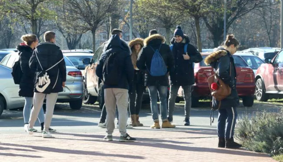 OSIJEK, 08. 12. 2017, POLJOPRIVRENI FAKULTET OSIJEK. MLADI ISPRED FAKULTETA, SREDNJOKOLCI, STUDENTI.snimio GOJKO MITIĆ