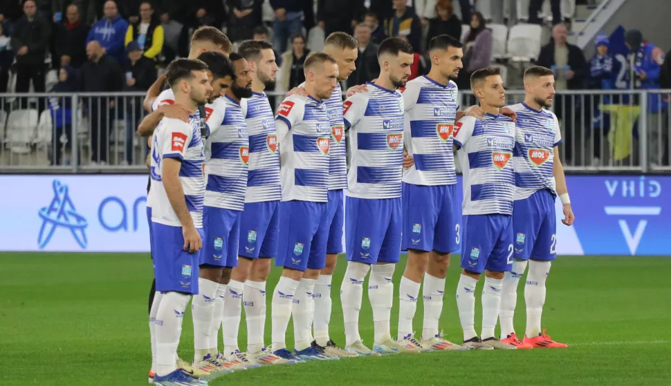 Osijek, 02. 11. 2024, Opus Arena, SuperSport HNL 24/25, nogmet, Osijek - Gorica. Ekipa Osijeka, minuta &scaron;utnje.snimio GOJKO MITIĆ