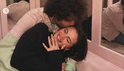 Slavna pjevačica Selena Gomez i tekstopisac i producent Benny Blanco objavili zaruke.