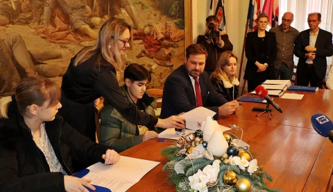 ĐakooProsinac 2024.Potpisivanje ugovora za učeniček stipendije 