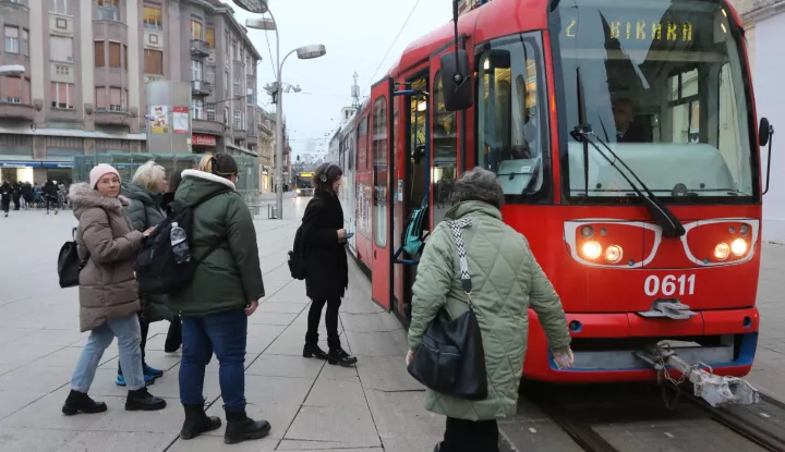 Osijek, 12. 12. 2024, Prvi dan voze tramvaji na linijama T2, kolodvorac Bikara i T1, Zeleno polje, Trg Ante Starčevića. Putnici, vozač...snimio GOJKO MITIĆ