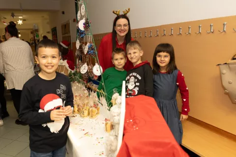 VINKOVCIHumanitarni božićni sajam u OŠ Ivana Mažuranića2024.