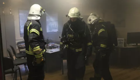 Osijek, 10. 12. 2024, Ulica Hrvatske republike, Centar Osijek. Na prvom katu zapalili se prostori Sindikata hrvatskih učitelja. Vatrogasci, intervencija.snimio GOJKO MITIĆ