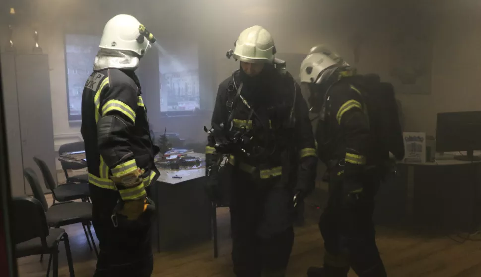 Osijek, 10. 12. 2024, Ulica Hrvatske republike, Centar Osijek. Na prvom katu zapalili se prostori Sindikata hrvatskih učitelja. Vatrogasci, intervencija.snimio GOJKO MITIĆ