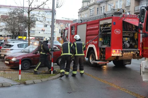 Osijek, 10. 12. 2024, Ulica Hrvatske republike, Centar Osijek. Na prvom katu zapalili se prostori Sindikata hrvatskih učitelja. Vatrogasci, intervencija.snimio GOJKO MITIĆ