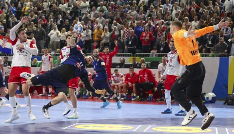 epa11088015 France's Nicolas Tournat (C) in action against Croatia's goalkeeper Dominik Kuzmanovic (R) during the EHF Men's EURO 2024 Main round group 1 handball match between France and Croatia in Cologne, Germany, 18 January 2024. EPA/CHRISTOPHER NEUNDORF