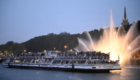 epa11498062 A shiip carrying the delegation of USA sails on the Seine River during the Opening Ceremony of the Paris 2024 Olympic Games, in Paris, France, 26 July 2024. EPA/JOEL CARRETT NO ARCHIVING AUSTRALIA AND NEW ZEALAND OUT