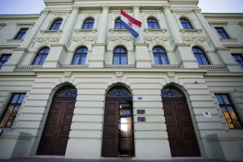 Osijek, 16.11.2018 - U Osijeku je u petak otvorena novoureрena zgrada osjeиkog Ћupanijskog suda, u sklopu koje je i Opжinski sud, a u иiju je obnovu uloћeno 3,5 milijuna eura, od toga 85 posto iz EU fondova.foto HINA/ ua