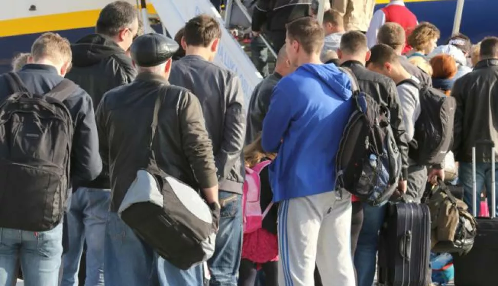 OSIJEK, 20. 04. 2015, KLISA, ZRAČNA LUKA OSIJEK. OSIJEK AIRPORT. RYANAIR. DIREKTNI LETOVI ZA LONDON. AVION. PUTNICI. DOLAZAK. ODLAZAK...snimio GOJKO MITIĆ