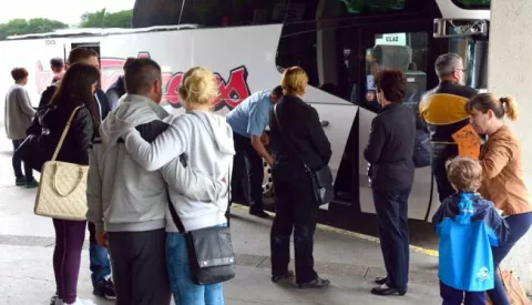 11.05.2016., Slavonski Brod - S prvog perona autobusnog kolodvora svakoga dana u 13 sati odlaze autobusi puni ocajnih Slavonaca, Brodjana, koji u svom rodnom gradu i vlastitoj domovini nemaju buducnost jer ne mogu pronaci zaposlenje. Ostvarenje snova, srecu i nadu u bolje sutra potrazit ce u Njemackoj ili dalje. Tuzna je to, ali nazalost, istinita slika rastanaka od najblizih koji ostaju, ali i domovine koja godinama tone i srlja u sve dublju propast. Vise ne vjeruju obecanjima, oni naprosto odlaze. Photo: Ivica Galovic/ PIXSELL------2 stupca colornovosti