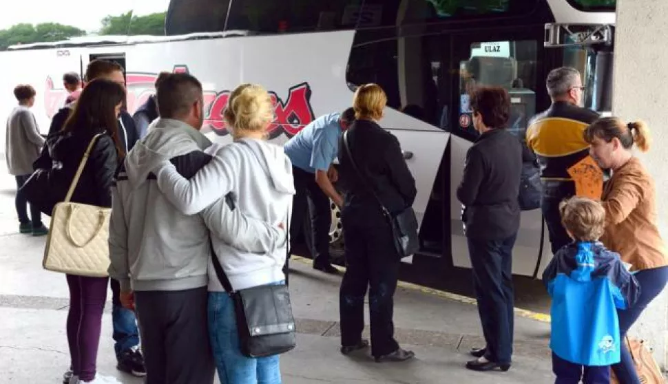 11.05.2016., Slavonski Brod - S prvog perona autobusnog kolodvora svakoga dana u 13 sati odlaze autobusi puni ocajnih Slavonaca, Brodjana, koji u svom rodnom gradu i vlastitoj domovini nemaju buducnost jer ne mogu pronaci zaposlenje. Ostvarenje snova, srecu i nadu u bolje sutra potrazit ce u Njemackoj ili dalje. Tuzna je to, ali nazalost, istinita slika rastanaka od najblizih koji ostaju, ali i domovine koja godinama tone i srlja u sve dublju propast. Vise ne vjeruju obecanjima, oni naprosto odlaze. Photo: Ivica Galovic/ PIXSELL------2 stupca colornovosti