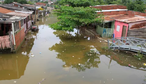 epa08822734 View of a flooded street in a low-income neighborhood due to the rains caused by Hurricane Iota, in Cartagena, Colombia, 15 November 2020. The floods and landslides caused by the Iota rains have led to an emergency in Cartagena de Indias, which has had to decree public calamity. The city reports 31,555 families affected and 33 neighborhoods flooded. Iota, which this morning intensified to become a hurricane, is approaching this Sunday towards Nicaragua and Honduras, countries recently hit by another cyclone. EPA/RICARDO MALDONADO ROZO