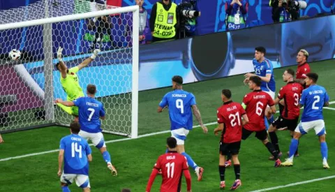 epa11413523 Alessandro Bastoni (4-R) of Italy scores the 1-1 goal during the UEFA EURO 2024 group B soccer match between Italy and Albania, in Dortmund, Germany, 15 June 2024. EPA/GEORGI LICOVSKI