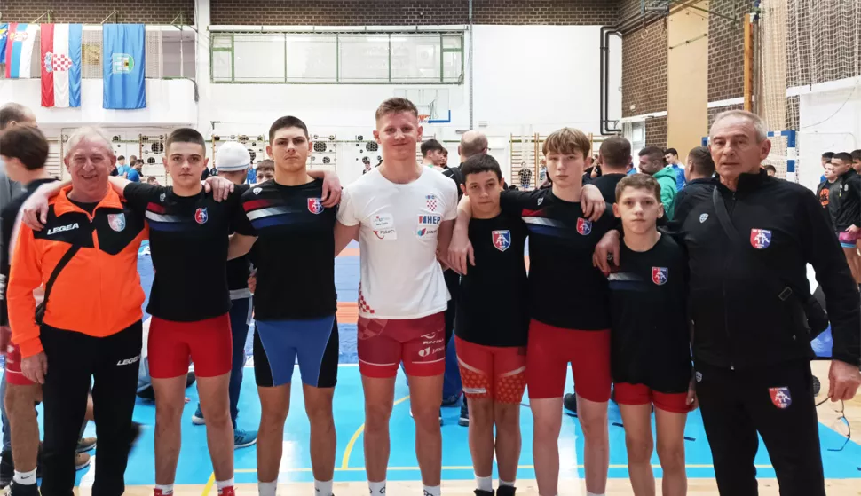 Slatinski hrvači na Božićnom turniru