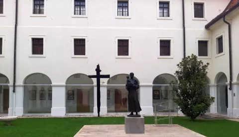 Dvori&scaron;te Franjevačkog samostana Vukovar