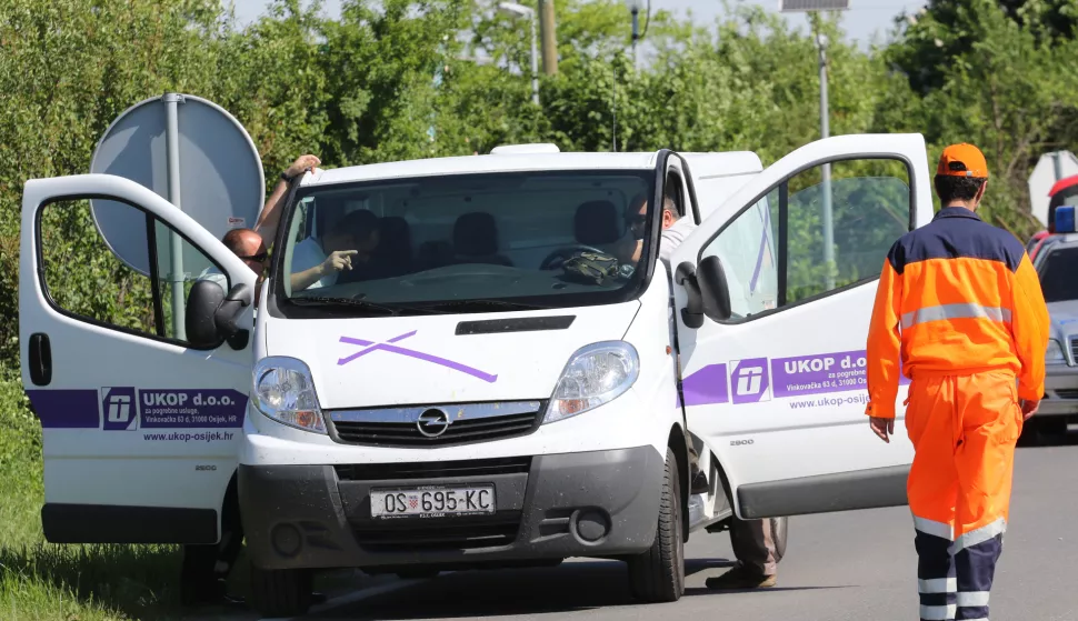 OSIJEK, 08. 05. 2015, PROMETNA NESREĆA NA OBILAZNICI PREMA ANTUNOVCU, KOD ODLAGALIŠTA LONČARICA VELIKA. OSOBNI AUTOMOBIL I KAMION, POGINULA OSOBA. POLICIJA, VATROGASCI, UKOP, HITNA ....snimio GOJKO MITIĆ