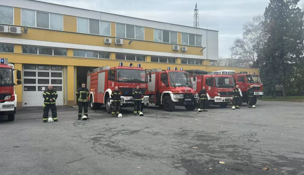 Pripadnici JVP Osijek izrazili su žaljenje zbog masakra u osnovnoj školi u Zagrebu i dali podršku stradalima postrojavanjem ispred postrojbe