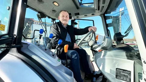 ČAĐAVICA, Načelnik Rončević odmah je 'isprobao' novi traktor, 23.12.2024., snimio Robert Turkalj