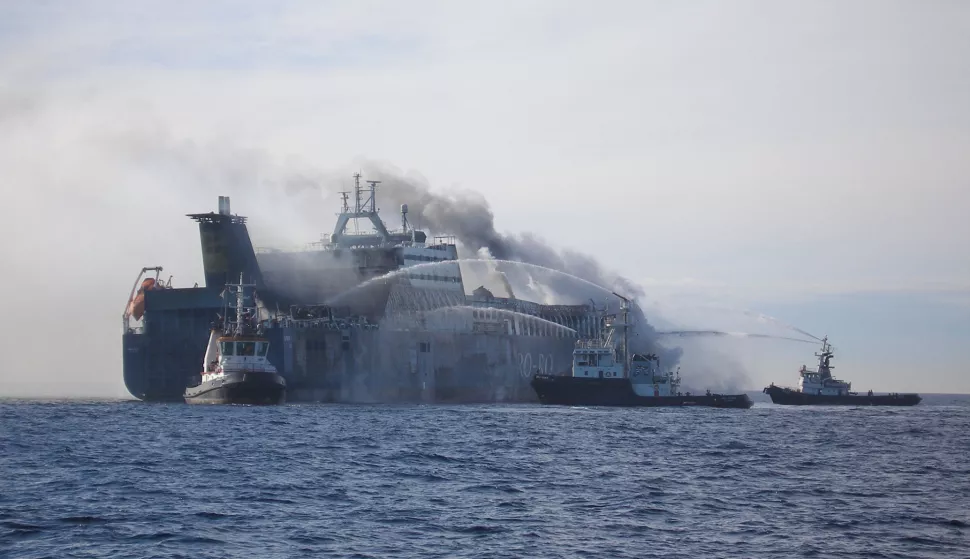Zagreb, 07.02.2008 - Turski teretni brod "Und Adriyatik" na osam je nautičkih milja jugozapadno od Brijuna. Prema posljednjim informacijama brod je pripremljen za tegljenje. Olupina će biti odvučena u jednu od talijanskih ili hrvatskih luka, no vlasnik broda i Nacionalna središnjica za traganje i spašavanje na moru još se nisu dogovorili.foto FaH/ Danielle SPONZA