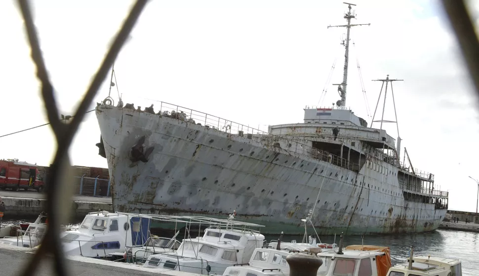 Rijeka, 05.12.2019. - Brod Galeb u četvrtak je iz riječke luke Porto Baroš otegljen u brodogradilište Dalmont u Kraljevici na renoviranje i preinaku u brod Muzej. Brod je jedan od najvećih investicija programa Rijeka Europska prijestolnica kulture 2020.foto HINA/ Miljenko KLEPAC/ ml