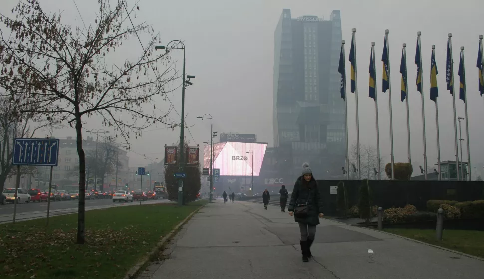 Sarajevo, 4.12.2018 - Sarajevo je i u utorak, treći dan za redom, bio grad s ogromnom koncentracijom onečićenja zraka opasnom po ljudski ivot, sudeći prema pokazateljima koji su tijekom jutra bili dostupni na mjernoj postaji postavljenoj u krugu američkog veleposlanstva u Bosni i Hercegovini. U 9 sati ujutro indeks kvalitete zraka (AQI) bio je na brojci 383, duboko unutar zone koja označava opasno stanje koje utječe na ivot i zdravlje svih ljudi.foto HINA/ FENA/ Alma Paić Delić/ ua