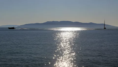 Opatija, 29.12.2024.- Gosti koji provode bo?i?ne i novogodi?nje blagdane u Opatiji u nedjelju su u?ivali u toplom i sun?anom zimskom danu uz more.