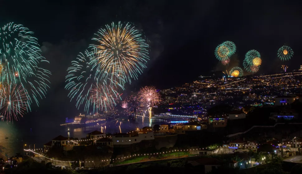 epa11800607 Fireworks illuminate the Funchal Bay during New Year celebrations on Madeira Island in Funchal, Portugal, 01 January 2025. EPA/HOMEM DE GOUVEIA