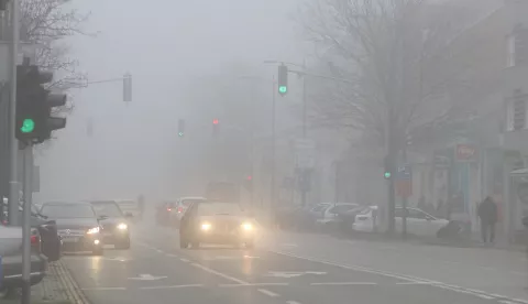 Osijek, 04.12.2019. - Magla na ulicama grada.Foto: Željko Šepić