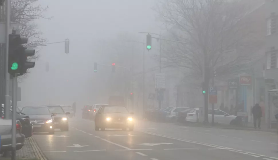 Osijek, 04.12.2019. - Magla na ulicama grada.Foto: Željko Šepić