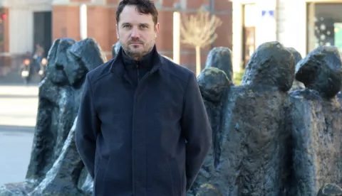 Osijek, 29. 12. 2024, Trg Ante Starčevića, kod spomenika Grupa građana, Boris Kiš, budući kandidat za Gradonačelnika iz redova Možemo.snimio GOJKO MITIĆ