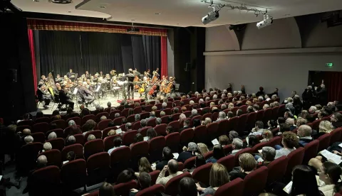 U Gradskom kazalištu Joza Ivakić u Vinkovcima održan Novogodišnji koncert orkestra Hrvatskog narodnog kazališta u Osijeku