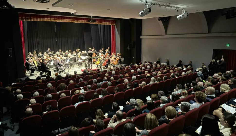 U Gradskom kazalištu Joza Ivakić u Vinkovcima održan Novogodišnji koncert orkestra Hrvatskog narodnog kazališta u Osijeku