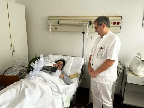 Malena Lora je prvo ovogodišnje vinkovačko novorođenče. Djevojčica Lora, kći Nikoline Bušić rođena je danas u 12 sati i 8 minuta. Težina i dužina djeteta pokazuju da je riječ o jednom školskom primjeru bebe, kažu u vinkovačkom rodilištu i dodaju kako mala Lora teži 3 380 grama, a dužina je 50 cm. Medicinski tim javlja da su majka i djevojčica dobro, a posjetio ih je i ravnatelj vinkovačke Opće županijske bolnice, dr Krunoslav Šporčić te uručio prigodne poklone. Također, tijekom jučerašnjeg obilaska dežurnih službi, predstavnici Županije, obnašatelj dužnosti župana Franjo Orešković i pročelnik Ureda župana Marko Dikonić, ostavili su poklone majci te dukat za prvo novogodišnje dijete u vinkovačkoj bolnici, malenu Loru i zaželili joj svako dobro.