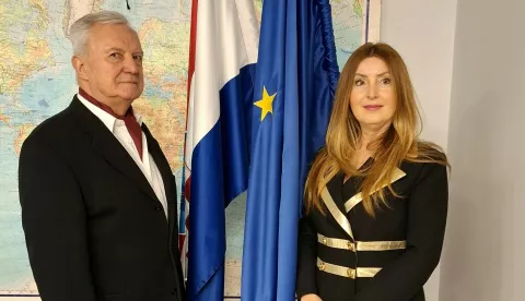 MAGAZIN fotke s dr.sc. Šimekom.Fotke su napravljene u Ministarstvu vanjskih poslova, u Hrvatskom diplomatskom klubu.