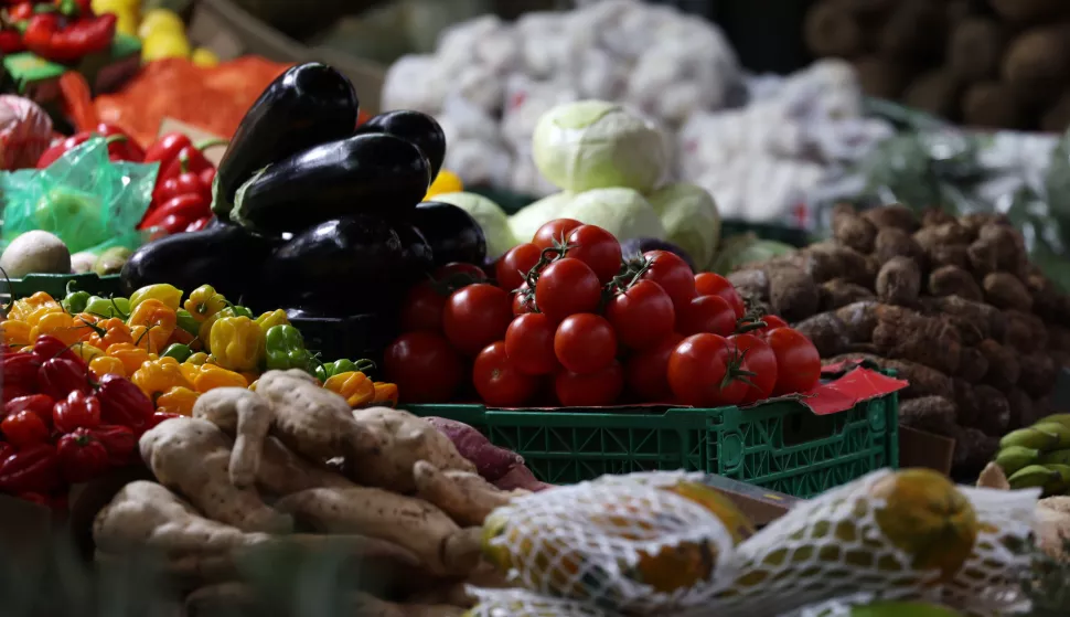 epa11794868 Fresh food at a market in London, Britain, 27 December 2024. The UK government is pledging a &pound;15 million (18 million euros) fund to help charities and food banks access surplus food from UK farms. The scheme to be launched in 2025 will aim to cut food waste across the country.&nbsp; EPA/ANDY RAIN