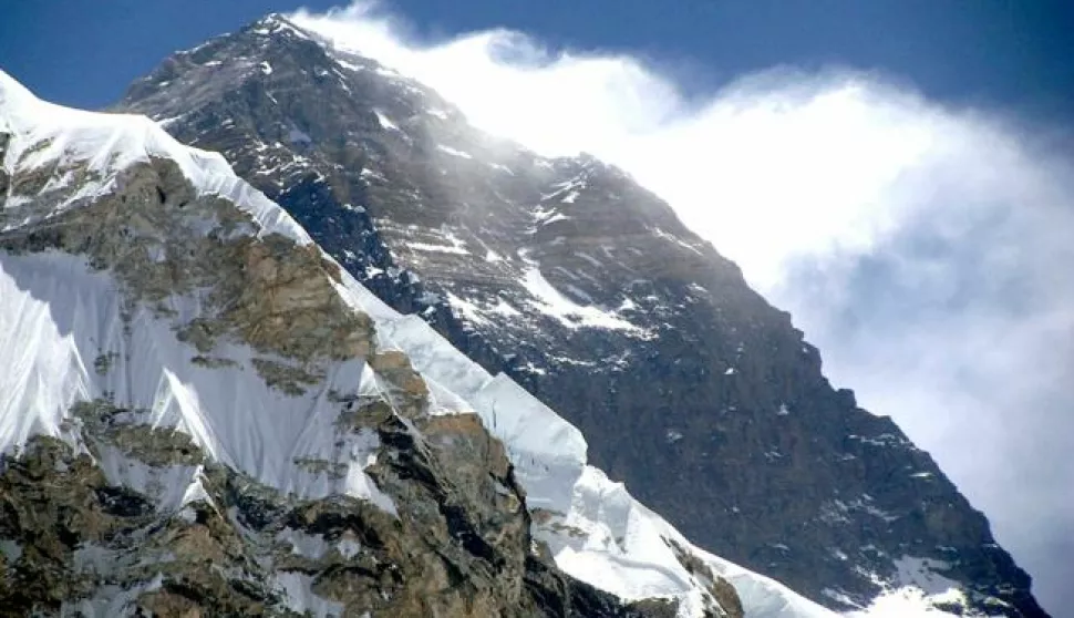 Katmandu, 01.04.2013 - Osamdesetogodinji japanski planinar, koji je bio podvrgnut četirima operacijama na srcu, kreće u pohod na Mount Everest i nastojat će treći put osvojiti najvii vrh na svijetu te postati najstarija osoba koja je to uspjela. Arhivska fotografija od 19.05.2009. godine prikazuje Mount Everest.foto FaH/ ds