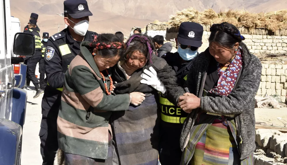 epa11810822 Rescuers transfer injured people at Zhacun Village of Dingri County in Xigaze, southwest China's Xizang Autonomous Region, 07 January 2025. At least of 95 people have been confirmed dead and 130 others injured during the 6.8-magnitude earthquake that jolted Dingri County in the city of Xigaze in in southwest China's Xizang Autonomous Region at 9:05 a.m. (Beijing Time) on January 7, according to regional disaster relief headquarters. EPA/XINHUA/LIU YOUSHENG CHINA OUT/UK AND IRELAND OUT/ MANDATORY CREDIT EDITORIAL USE ONLY