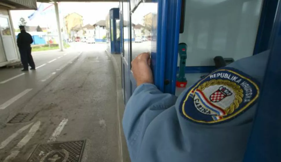 ?17.04.2015., Hrvatska Kostajnica - Granicni prijelaz u Hrvatskoj Kostajnici. Zbog nedostatka zemljista na bosanskohercegovackoj strani granice, policija i carinska sluzba BiH smjesteni su na hrvatskom teritoriju. Kako su cijene benzina, kucnih potrepstina te hrane osjetno nize u Bosanskoj Kostajnici, veliki broj gradjana iz Hrvatske Kostajnice, Siska i Petrinje odlazi u dnevnu nabavu i kupnju na bosansku stranu. Najvise se kupuju cigarete, te alkoholna pica, pivo a nemali broj gradjana kupuje i kruh cija je cijena oko 3 kune. Gajba piva krece se izmedju sezdeset i osamdeset kuna, a kako navode mjestani i ono malo mladih koje je ostalo na hrvatskoj strani svoje vecernje izlaske provode na bosankoj strani u njihovim klubovima i kaficima. Photo: Robert Anic/PIXSELL------crna2 st color