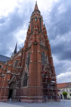 12.09.2024., Osijek - Nevrijeme je stiglo i u Osijek. konkatedrala Svetog Petra i Pavla Photo: Borna Jaksic/PIXSELL