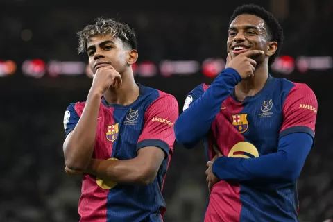 epa11820782 Lamine Yamal of Barcelona (L) celebrates scoring the 1-1 goal with teammate Alejandro Balde (R) during the final of the Spanish Super Cup, the Supercopa de Espana, between Real Madrid and FC Barcleona in Jeddah, Saudi Arabia, 12 January 2025. EPA/STR