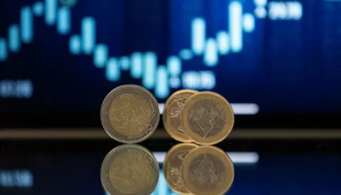 Zagreb, 22.02.2023 - Prvi put, u Hrvatskoj u srijedu je u 8 sati poДЌeo upis drЕѕavnih obveznica namijenjenih graД'anima, tzv. narodnih obveznica, minimalni ulog je 500 eura, a minimalna kamatna stopa koja Д&Dagger;e se obraДЌunavati je 3,25 posto godiЕЎnje.Ilustracija, kovanica, graf, inflacija, euro, bdp, obveznica.foto HINA/ Damir SENДЊAR/ ds