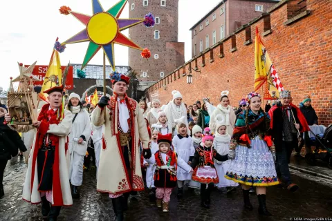 A man hold symbolic star as crowds dressed in paper crowns participate in a Procession of Three Kings in front of Wawel Castle an Old Town among historical buildings of Krakow. The Procession of Three Kings is a relatively young tradition in Poland, yet it has become the most religious event in the Catholic holiday calendar in the European country. Symbolic three kings follow stars in three processions to meet at a Scene of Nativity of Jesus and to pay the Baby respects. (Photo by Dominika Zarzycka/SOPA Images/Sipa USA) Photo: SOPA Images/SIPA USA
