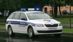 OSIJEK, 14. 05. 2014, GUNDULIĆEVA ULICA KOD TRGOVAČKE KOLE OKO 14 I 30. PROMETNA NESREĆA TRI OSOBNA VOZILA, LANČANI SUDAR. POLICIJA, HITNA, GUVA&nbsp;...snimio GOJKO MITIĆ